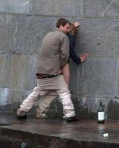 Любители экстрима кайфуют от секса на улице и в публичных местах